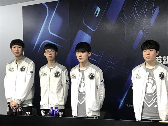 统的龙舟竞 统的龙舟竞